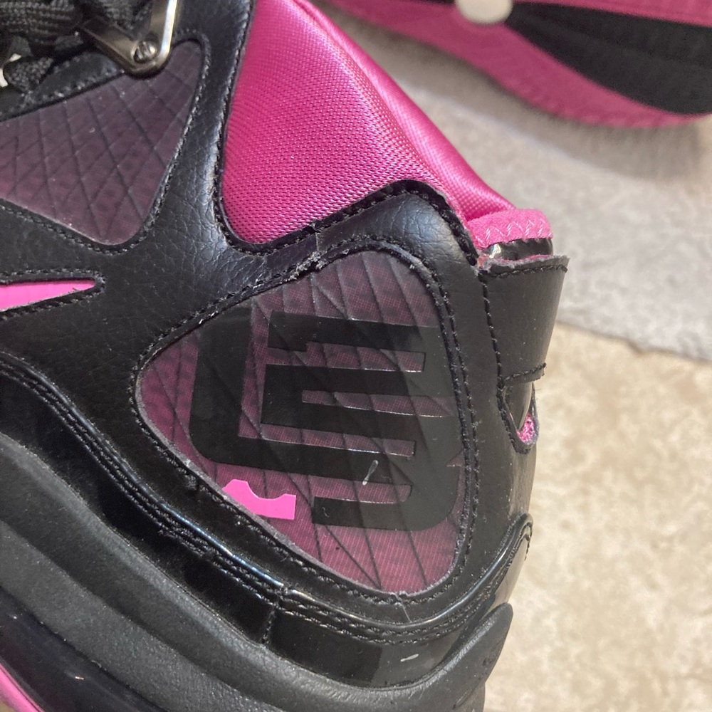 Nike CLASSIC LeBron James Breast Cancer Sneakers - 8/12/2009 🏀 - Picture 10 of 16